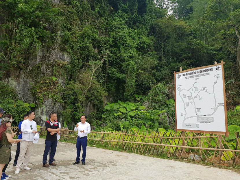 Chủ tịch UBND Huyện Nguyên Bình Đào Nguyên Phong giới thiệu cho du khách về bản Hoài Khao Chủ tịch UBND Huyện Nguyên Bình Đào Nguyên Phong giới thiệu cho du khách về bản Hoài Khao