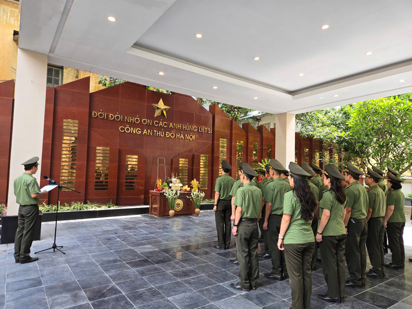 Buổi lễ là dịp để cán bộ, chiến sĩ Thanh tra CATP ôn lại truyền thống vẻ vang, báo công thành quả phấn đấu không ngừng nghỉ trong suốt thời gian qua. Buổi lễ là dịp để cán bộ, chiến sĩ Thanh tra CATP ôn lại truyền thống vẻ vang, báo công thành quả phấn đấu không ngừng nghỉ trong suốt thời gian qua.