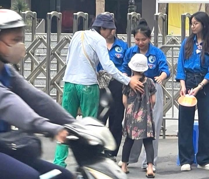 Nguyễn Mạnh Đức gây ấn tượng mạnh khi mang theo em gái nhờ tình nguyện viên trông em giúp trước khi vào thi lớp 10 Hà Nội ngày 7-8/6 (Ảnh CTV) Nguyễn Mạnh Đức gây ấn tượng mạnh khi mang theo em gái nhờ tình nguyện viên trông em giúp trước khi vào thi lớp 10 Hà Nội ngày 7-8/6 (Ảnh CTV)