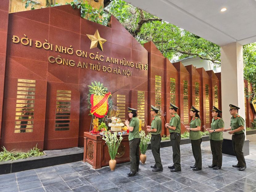 Thanh tra CATP dâng hương tại Đài tưởng niệm anh hùng, liệt sỹ Công an Hà Nội. Thanh tra CATP dâng hương tại Đài tưởng niệm anh hùng, liệt sỹ Công an Hà Nội.