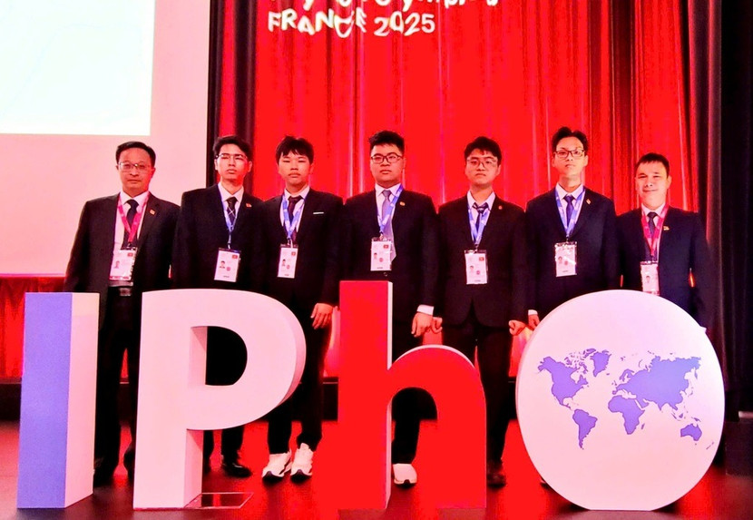 Năm thành viên đội tuyển Olympic Vật lý Quốc tế (IPhO) của Việt Nam đều đoạt giải cao