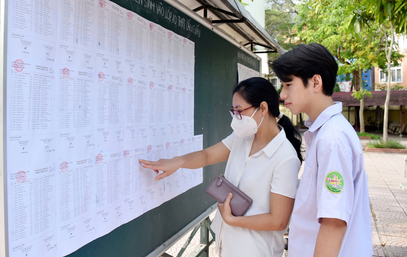 Nhiều phụ huynh học sinh vẫn đang băn khoăn chọn tổ hợp cho học sinh lớp 10 Nhiều phụ huynh học sinh vẫn đang băn khoăn chọn tổ hợp cho học sinh lớp 10