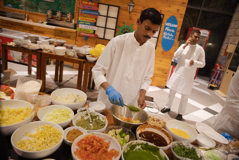 Những thực đơn đặc biệt được “thửa riêng” quy tụ đa dạng tinh hoa ẩm thực Thái Lan, Việt Nam, Pháp và Địa Trung Hải cũng đã được đội ngũ đầu bếp quốc tế của khu nghỉ dưỡng cùng hàng chục đầu bếp chuyên nghiệp từ Ấn Độ dày công chuẩn bị Những thực đơn đặc biệt được “thửa riêng” quy tụ đa dạng tinh hoa ẩm thực Thái Lan, Việt Nam, Pháp và Địa Trung Hải cũng đã được đội ngũ đầu bếp quốc tế của khu nghỉ dưỡng cùng hàng chục đầu bếp chuyên nghiệp từ Ấn Độ dày công chuẩn bị