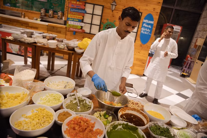 Những thực đơn đặc biệt được “thửa riêng” quy tụ đa dạng tinh hoa ẩm thực Thái Lan, Việt Nam, Pháp và Địa Trung Hải cũng đã được đội ngũ đầu bếp quốc tế của khu nghỉ dưỡng cùng hàng chục đầu bếp chuyên nghiệp từ Ấn Độ dày công chuẩn bị