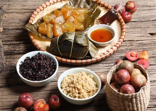 Những món ăn truyền thống được dùng trong Tết Đoan Ngọ hay gọi gọi là "Giết sâu bọ" gồm có rượu nếp, các loại hoa quả và bánh trái