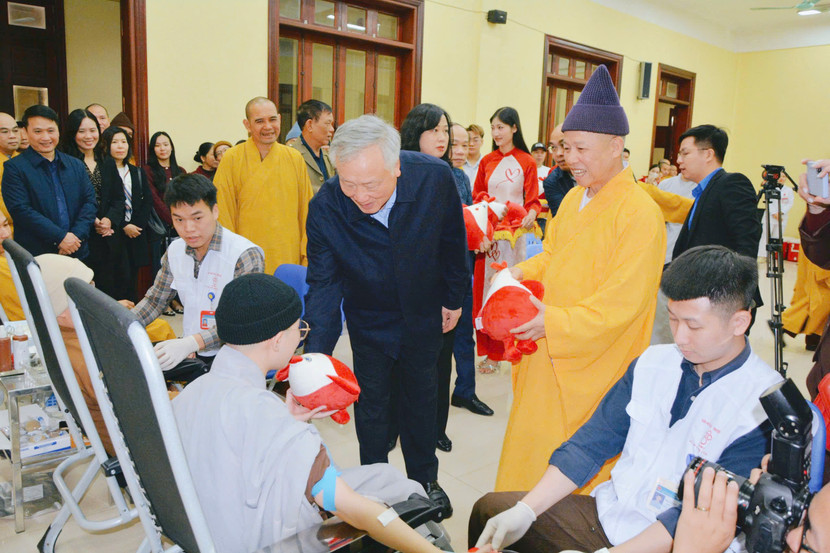 Phó Thủ tướng Thường trực Nguyễn Hòa Bình và các đại biểu thăm, động viên các tăng, ni sinh và Phật tử hiến máu tại Ngày hội Phó Thủ tướng Thường trực Nguyễn Hòa Bình và các đại biểu thăm, động viên các tăng, ni sinh và Phật tử hiến máu tại Ngày hội