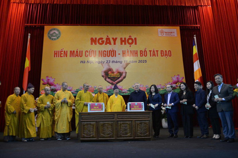 Sự kiện có sự tham dự của Phó Thủ tướng Thường trực Chính phủ Nguyễn Hòa Bình, Bộ trưởng Bộ Y tế - Trưởng ban Chỉ đạo quốc gia vận động hiến máu tình nguyện Đào Hồng Lan cùng đại diện Giáo hội Phật giáo Việt Nam và các tăng, ni, Phật tử Sự kiện có sự tham dự của Phó Thủ tướng Thường trực Chính phủ Nguyễn Hòa Bình, Bộ trưởng Bộ Y tế - Trưởng ban Chỉ đạo quốc gia vận động hiến máu tình nguyện Đào Hồng Lan cùng đại diện Giáo hội Phật giáo Việt Nam và các tăng, ni, Phật tử