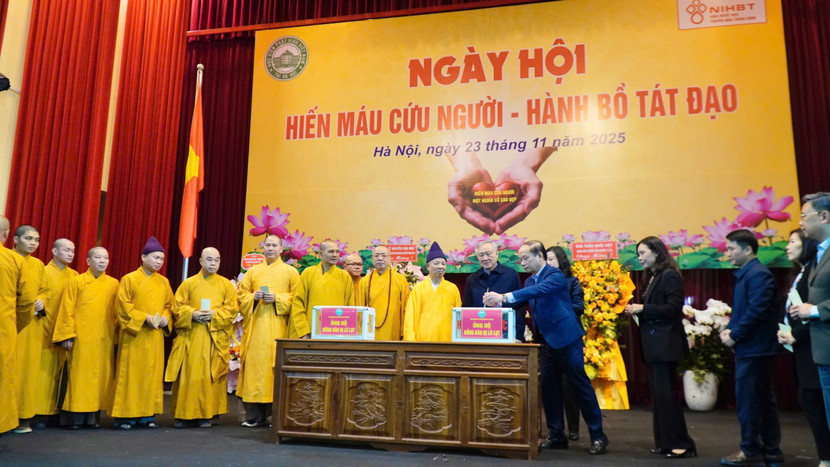 Phó Thủ tướng Thường trực Chính phủ Nguyễn Hòa Bình cùng đại biểu tham gia Ngày hội hiến máu quyên góp hỗ trợ đồng bào lũ lụt Phó Thủ tướng Thường trực Chính phủ Nguyễn Hòa Bình cùng đại biểu tham gia Ngày hội hiến máu quyên góp hỗ trợ đồng bào lũ lụt