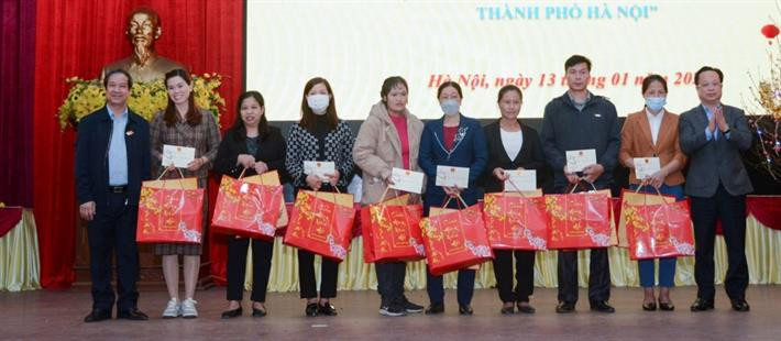 Bộ trưởng tặng quà, chúc Tết 10 giáo viên khó khăn đang công tác tại huyện Ứng Hòa Bộ trưởng tặng quà, chúc Tết 10 giáo viên khó khăn đang công tác tại huyện Ứng Hòa