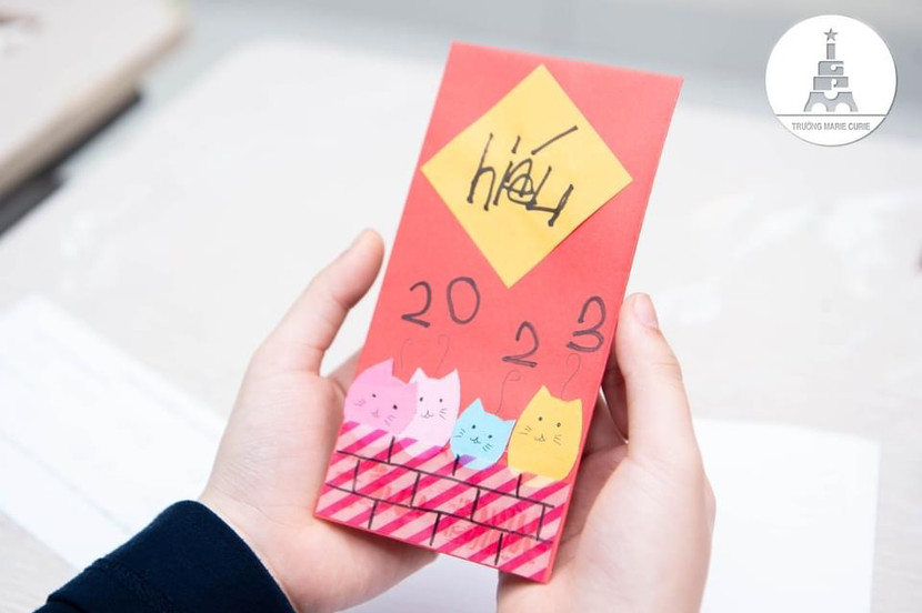 Học sinh thích thú với món quà lì xì của thầy cô Học sinh thích thú với món quà lì xì của thầy cô