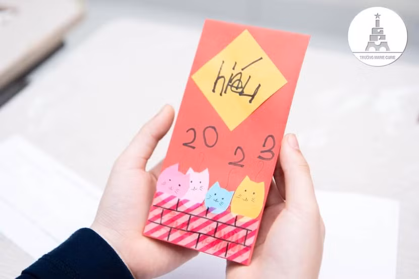 Học sinh thích thú với món quà lì xì của thầy cô Học sinh thích thú với món quà lì xì của thầy cô