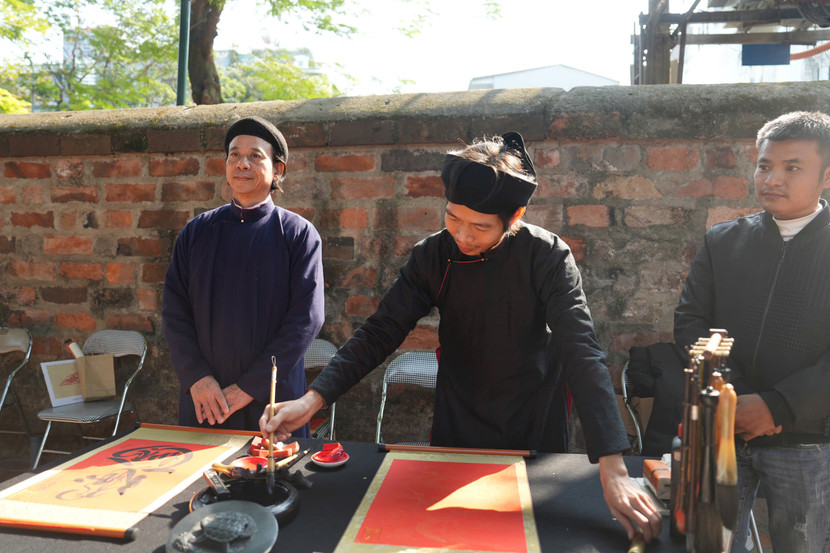 Hội chữ Xuân Ất Tỵ 2025 là nơi gặp gỡ, đối thoại giữa các giá trị văn hóa truyền thống với hơi thở cuộc sống đương đại, khơi dậy niềm tự hào dân tộc, khát vọng tinh thần học tập, sáng tạo ( Ảnh: Huy Phạm)