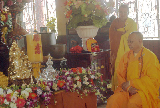 Thành kính cung rước Xá Lợi Đức Phật về Tu viện Bát Nhã Một chút tĩnh lặng trước giờ hành lễ ca ngợi Đức Phật Thành kính cung rước Xá Lợi Đức Phật về Tu viện Bát Nhã Một chút tĩnh lặng trước giờ hành lễ ca ngợi Đức Phật