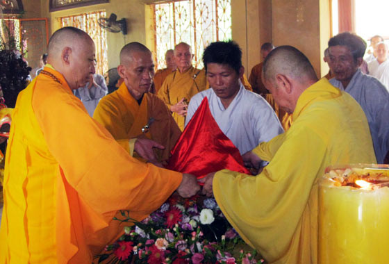 Thành kính cung rước Xá Lợi Đức Phật về Tu viện Bát Nhã Một chút tĩnh lặng trước giờ hành lễ ca ngợi Đức Phật Thành kính cung rước Xá Lợi Đức Phật về Tu viện Bát Nhã Một chút tĩnh lặng trước giờ hành lễ ca ngợi Đức Phật