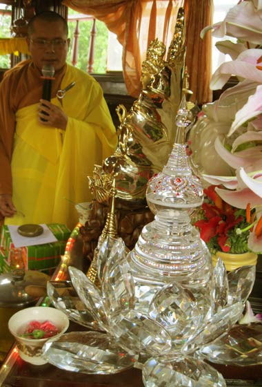 Bảo tháp của tu viện Bát Nhã vừa được xây dựng là nơi an vị Xá lợi Đức Phật và tượng vàng Bồ Tát Bảo tháp của tu viện Bát Nhã vừa được xây dựng là nơi an vị Xá lợi Đức Phật và tượng vàng Bồ Tát