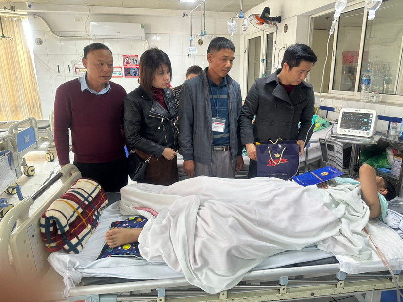 Công đoàn ngành Giáo dục Thủ đô thăm hỏi nữ sinh Nghệ An bị thương nặng trong vụ sập trần phòng học