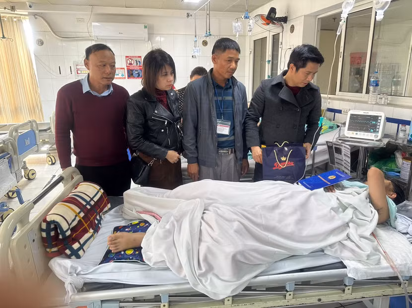 Công đoàn ngành Giáo dục Thủ đô thăm hỏi nữ sinh Nghệ An bị thương nặng trong vụ sập trần phòng học Công đoàn ngành Giáo dục Thủ đô thăm hỏi nữ sinh Nghệ An bị thương nặng trong vụ sập trần phòng học