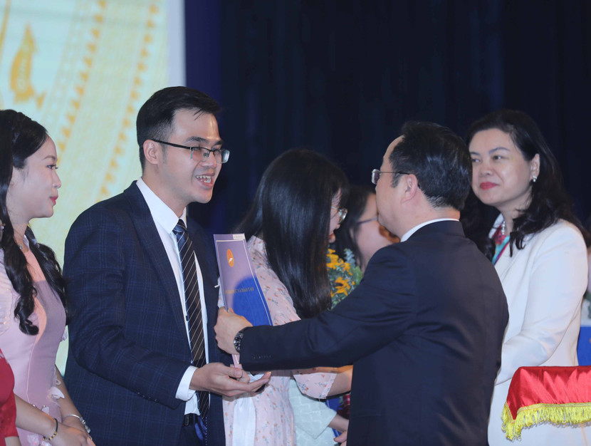 400 tân giáo viên trúng tuyển kỳ tuyển dụng viên chức ngành giáo dục Thủ đô năm 2023 được Giám đốc Sở GD-ĐT Hà Nội trao quyết định ngày 4-12