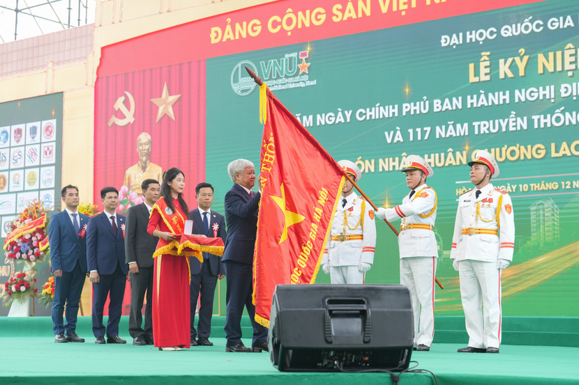 Đại học Quốc gia Hà Nội vinh dự đón nhận Huân chương Lao động hạng Nhất Đại học Quốc gia Hà Nội vinh dự đón nhận Huân chương Lao động hạng Nhất