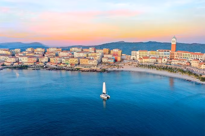 Thị trấn Hoàng Hôn mang vẻ đẹp tựa thị trấn biển nước Ý với những dãy nhà nhiều màu sắc.