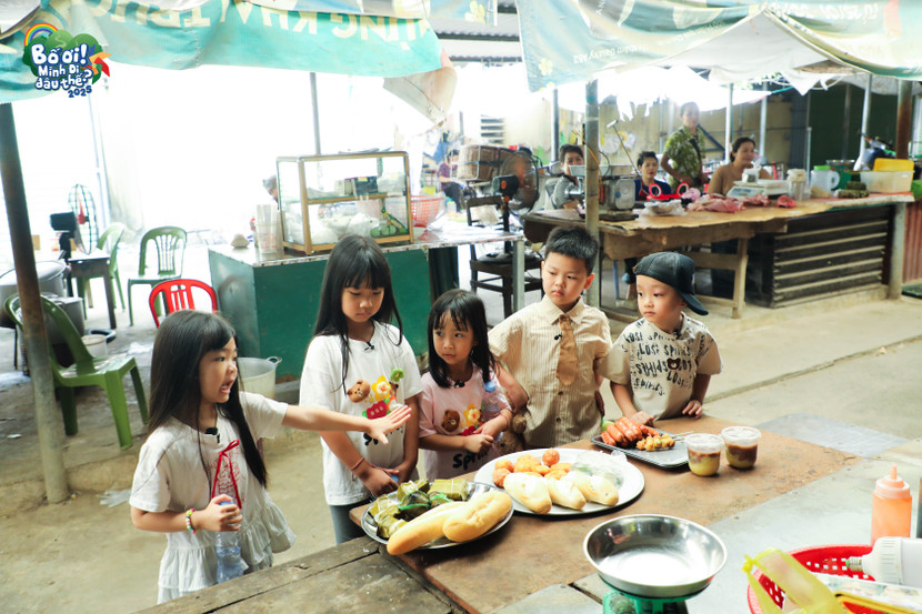 Trong khi các bố đổ mồ hôi ngoài đồng, các con cũng có nhiệm vụ không kém phần “to lớn”: ra chợ mua đồ ăn cho bố Trong khi các bố đổ mồ hôi ngoài đồng, các con cũng có nhiệm vụ không kém phần “to lớn”: ra chợ mua đồ ăn cho bố