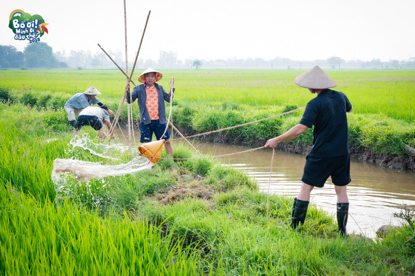 Hai cặp nông dân “bất đắc dĩ” là Trung Ruồi – Duy Hưng và Thái Hòa – Neko Lê được giao nhiệm vụ tát 100 gầu nước Hai cặp nông dân “bất đắc dĩ” là Trung Ruồi – Duy Hưng và Thái Hòa – Neko Lê được giao nhiệm vụ tát 100 gầu nước