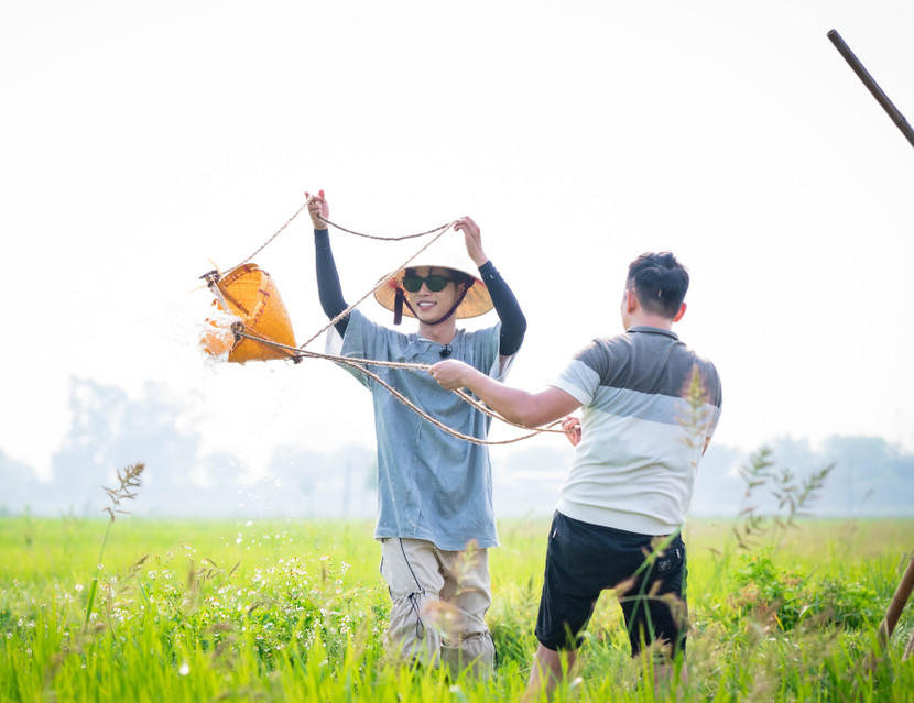 Hai cặp nông dân “bất đắc dĩ” là Trung Ruồi – Duy Hưng và Thái Hòa – Neko Lê được giao nhiệm vụ tát 100 gầu nước Hai cặp nông dân “bất đắc dĩ” là Trung Ruồi – Duy Hưng và Thái Hòa – Neko Lê được giao nhiệm vụ tát 100 gầu nước