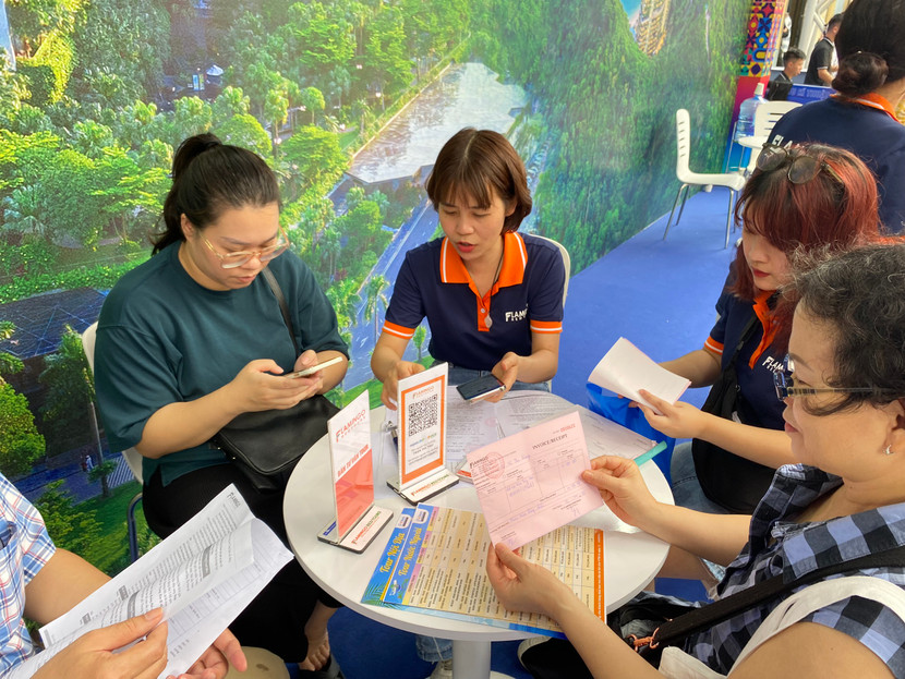 Gian hàng của Flamingo Redtour thu hút được sự quan tâm của nhiều du khách