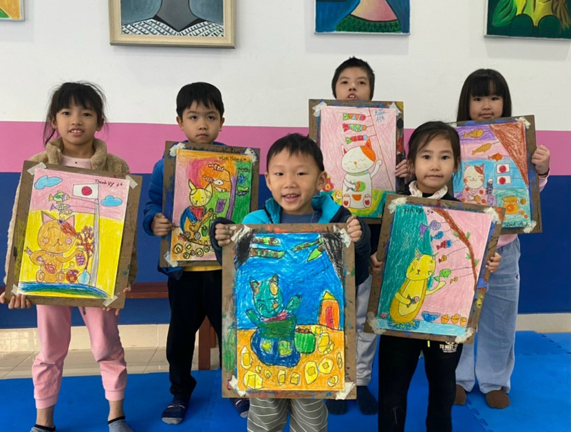 Lớp học nghệ thuật của Câu lạc bộ Mỹ thuật Trẻ em Trứng Ốp Class