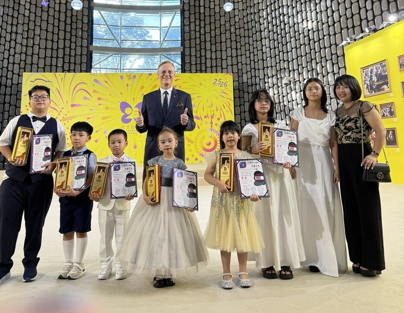 Đoàn thí sinh của Câu lạc bộ Piano Trường Mầm non B Hà Nội.