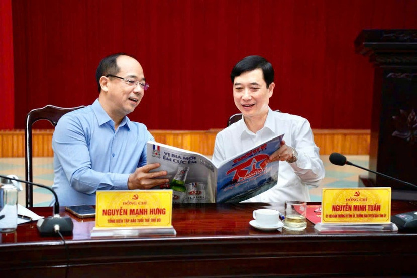 Tổng Biên tập báo Tuổi trẻ Thủ đô Nguyễn Mạnh Hưng giới thiệu số báo đặc biệt tới Trưởng Ban Tuyên giáo Tỉnh uỷ Yên Bái