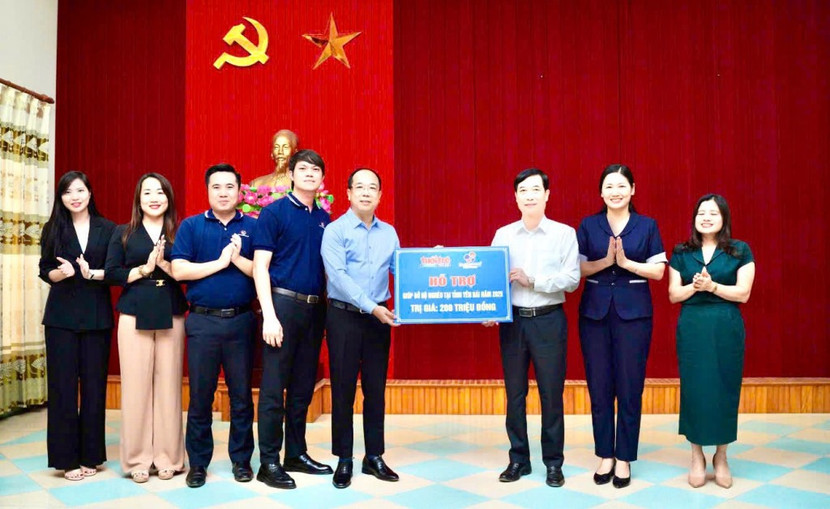 Nhà báo Nguyễn Mạnh Hưng, Tổng Biên tập báo Tuổi trẻ Thủ đô cùng đoàn công tác trao biển tượng trưng kinh phí hỗ trợ các hộ nghèo tỉnh Yên Bái