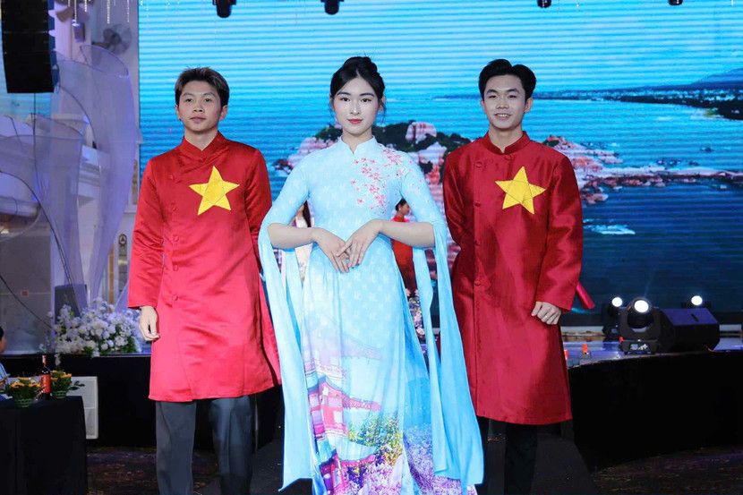 Người mẫu trình diễn một số thiết kế áo dài của nhà thiết kế Hoàng Ly