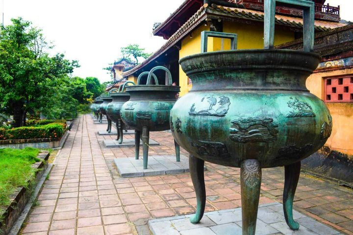 Cửu đỉnh hiện đặt trước sân Thế Tổ Miếu, được vua Minh Mạng cho đúc tại Huế vào năm 1835 và hoàn thành năm 1837 Cửu đỉnh hiện đặt trước sân Thế Tổ Miếu, được vua Minh Mạng cho đúc tại Huế vào năm 1835 và hoàn thành năm 1837