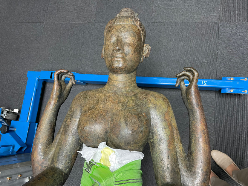 Cận cảnh bức tượng đặc biệt quý hiếm trong quá trình vận chuyển Cận cảnh bức tượng đặc biệt quý hiếm trong quá trình vận chuyển