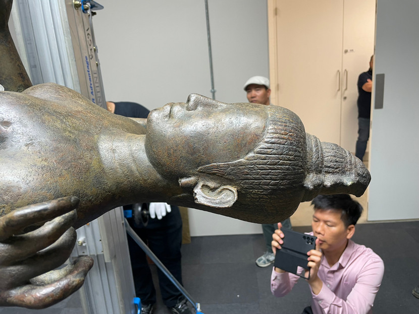 Quá trình vận chuyển tượng từ Vương quốc Anh về Việt Nam luôn có sự giám sát của các chuyên gia Quá trình vận chuyển tượng từ Vương quốc Anh về Việt Nam luôn có sự giám sát của các chuyên gia