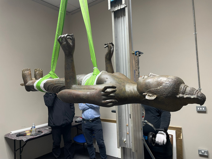 Tượng được vận chuyển từ Anh về Việt Nam Tượng được vận chuyển từ Anh về Việt Nam