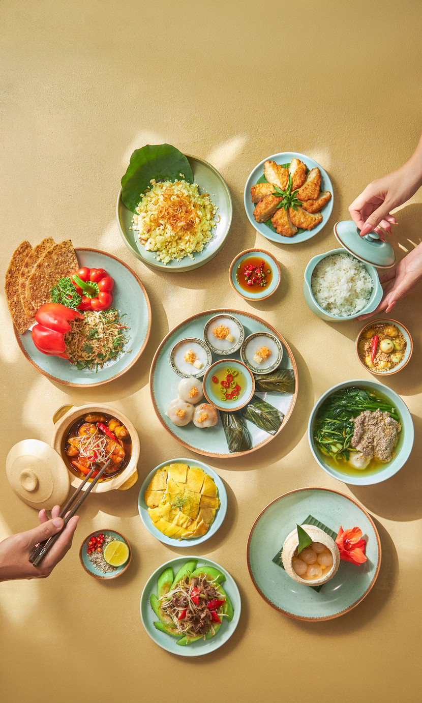 Gỏi nhút Thanh Chương, Mướp hương xào lòng gà, Gà hấp lá chanh, Chả cốm Hà Nội, Xôi ngô Phú Thượng, Đĩa bánh Huế đặc biệt, Cà pháo dầm tương Nam Đàn, Cá bông lau kho tộ, Canh cua khoai sọ rau rút, Chè sen long nhãn trái dừa