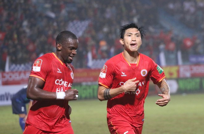 Tiền đạo Tsoumou Fred (trái) trở lại đội hình Công an Hà Nội