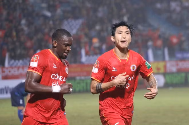 Tiền đạo Tsoumou Fred (trái) trở lại đội hình Công an Hà Nội