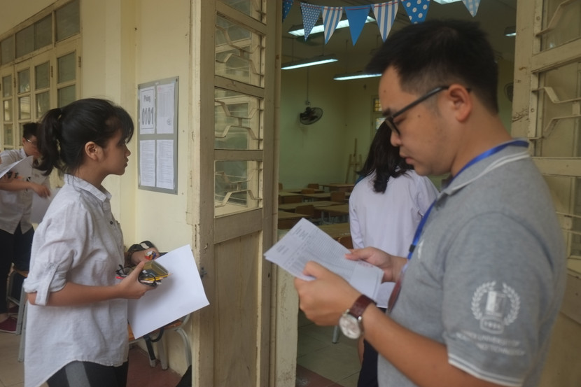 Các hội đồng thi đã chuẩn bị đầy đủ cơ sở vật chất, thiết bị phục vụ in sao đề, coi thi, bảo quản bài, chấm thi. Các hội đồng thi đã chuẩn bị đầy đủ cơ sở vật chất, thiết bị phục vụ in sao đề, coi thi, bảo quản bài, chấm thi.