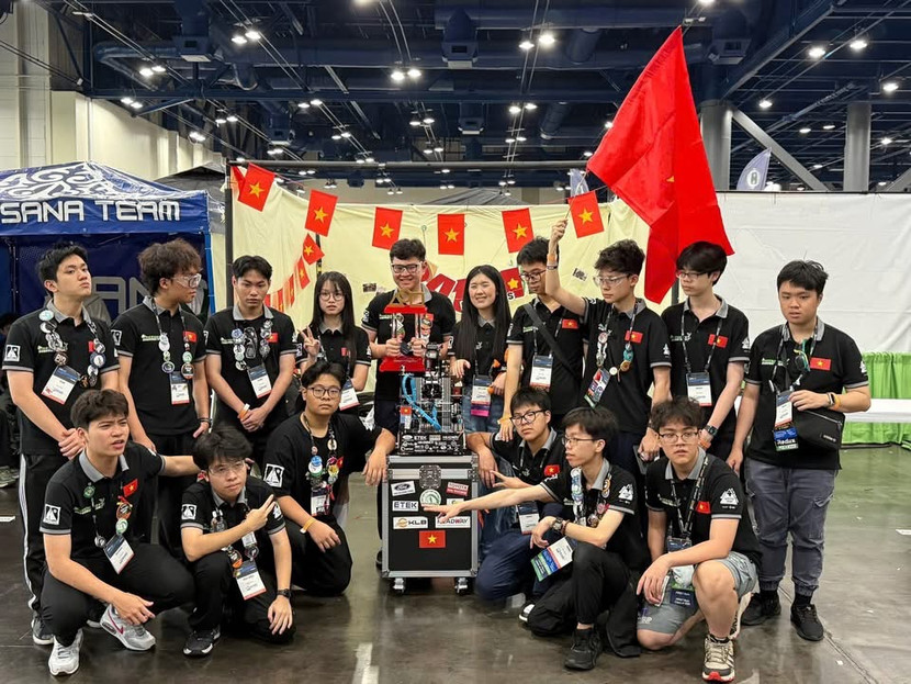 Đội tuyển GreenAms Robotics Team 24751 trường THPT chuyên Hà Nội Amsterdam xuất sắc giành ngôi Á quân thế giới giải đấu The FIRST Tech Challenge World Championship 2025