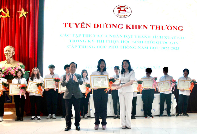 Hà Nội thưởng nóng 13 học sinh đạt giải nhất kỳ thi học sinh giỏi quốc gia 2023