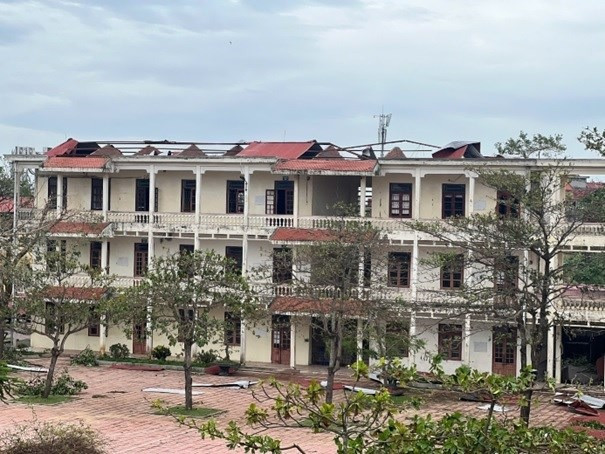 Trường THPT Lý Thường Kiệt, TP Hải Phòng bị hỏng toàn bộ hệ thống mái do bão Yagi Trường THPT Lý Thường Kiệt, TP Hải Phòng bị hỏng toàn bộ hệ thống mái do bão Yagi