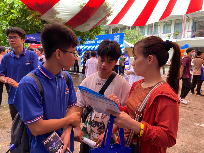 Trường đại học hoãn hoạt động chào mừng đầu năm để tập trung hỗ trợ sinh viên, giảng viên khó khăn vì bão lũ Trường đại học hoãn hoạt động chào mừng đầu năm để tập trung hỗ trợ sinh viên, giảng viên khó khăn vì bão lũ