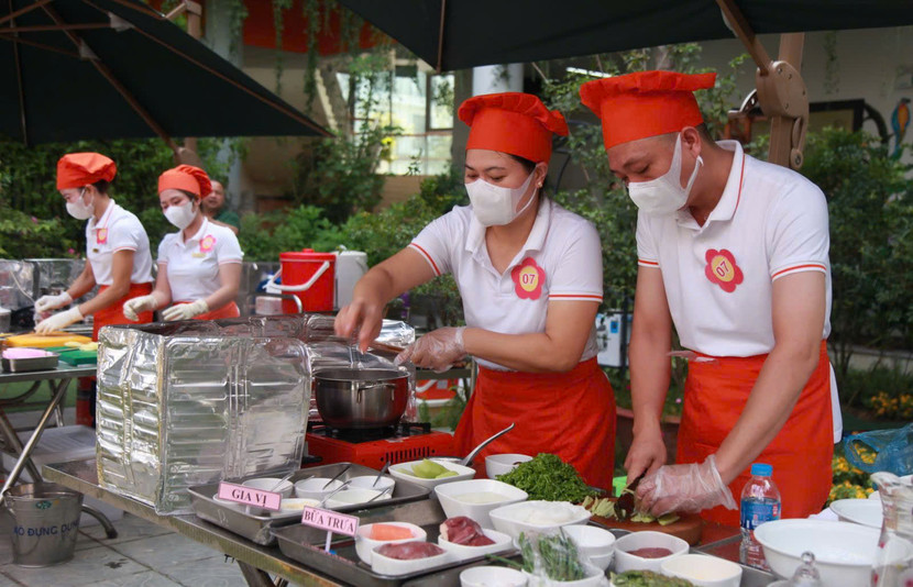 140 nhân viên nuôi dưỡng thi tài chế biến các suất ăn đảm bảo dinh dưỡng, hấp dẫn, phù hợp với yêu cầu chăm sóc trẻ mầm non