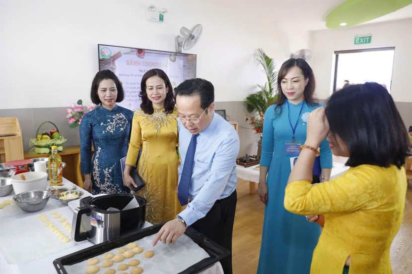 Hà Nội đặc biệt quan tâm tới chất lượng chăm sóc trẻ mầm non với công đoạn chế biến bữa ăn phong phú, đảm bảo dinh dưỡng trong trường học