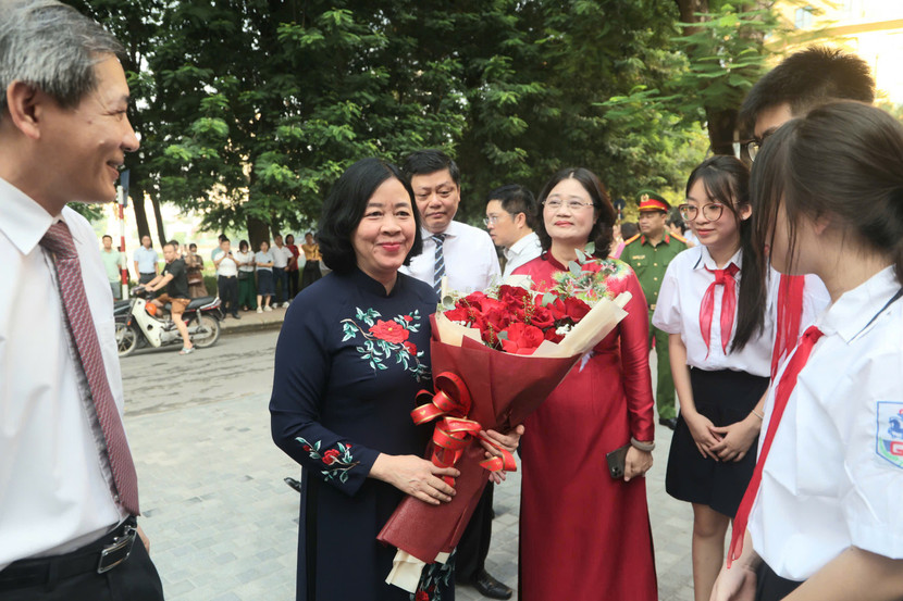 Sáng 5-9, Bí thư Thành ủy Hà Nội Bùi Thị Minh Hoài đã đến dự lễ khai giảng cùng thầy, trò Trường THCS Giảng Võ.