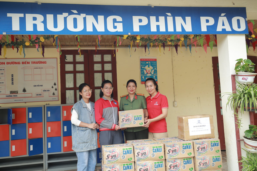 Những món quà mang theo tình cảm của Quỹ "Bầu ơi thương lấy bí cùng" của Báo An ninh Thủ đô, của Tập đoàn Tân Hiệp Phát và của Định Tị Books tới các em học sinh miền biên viễn