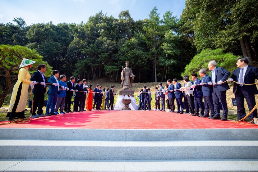 Lãnh đạo và đại biểu hai nước thực hiện nghi thức an vị và kéo màn khánh thành tượng đài Vua Lý Thái Tổ (Ảnh: Bộ VHTTDL)